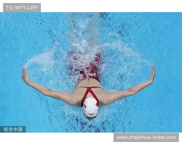 女子100米蝶泳赛事突破极限 展现速度与力量的完美融合